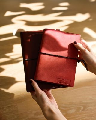 Máme pro vás tip na dárek, který bude slušet vašemu diáři. ❤️ Naše ručně šité kožené obaly z italské kůže, které seženete...