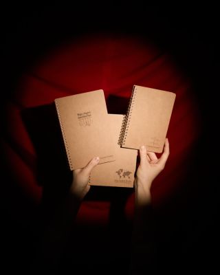 Co mají tyhle tři zápisníky společného? 🤔 ✨ Ukládají se do nich vzpomínky a zážitky, které si chcete uchovat napořád...